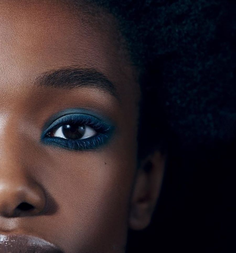 La firma francesa Chanel apuesta por el color de la temporada. Sombra, lápiz de ojos y un delineado perfecto en un azul vibrante que da fuerza e intensidad a la mirada