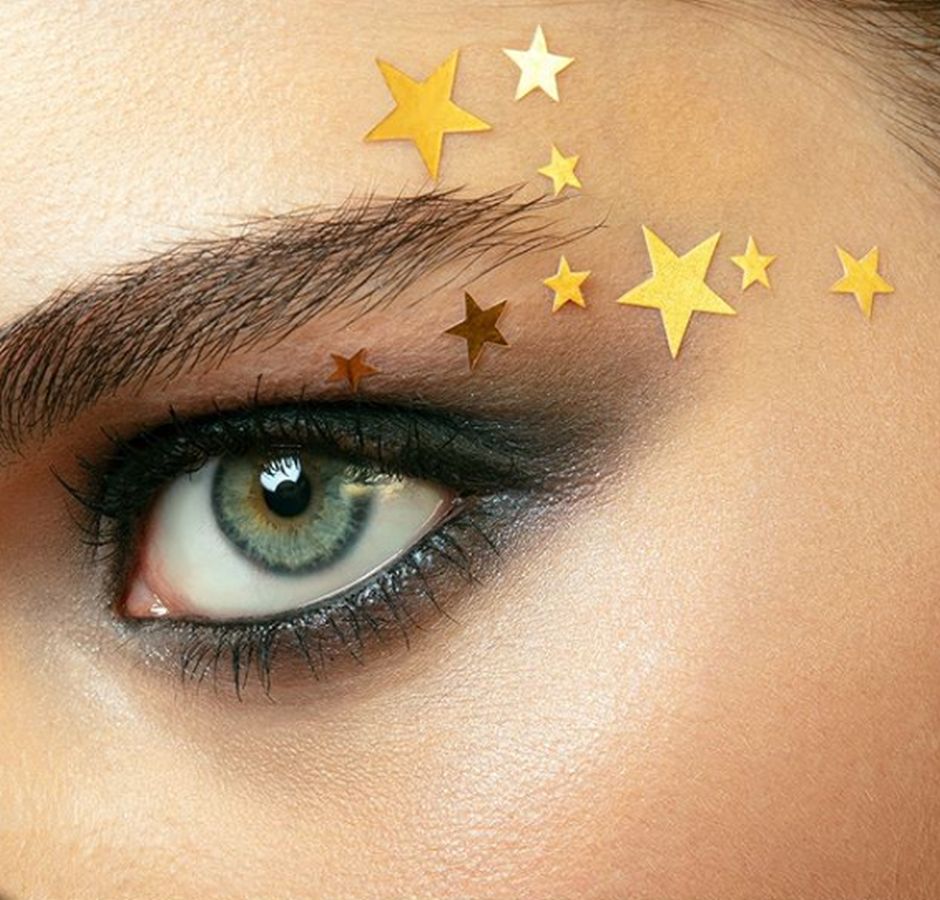 Los elementos decorativos haciendo un guiño a la Navidad pueden ser protagonistas de tu mirada pero debes acompañarlo de sombras más relajadas 