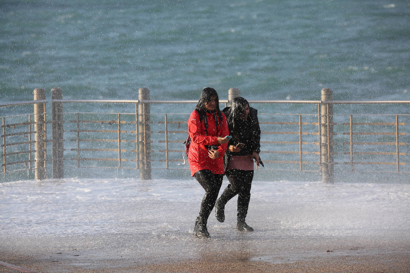 Aemet eleva a alerta naranja el aviso por olas para las próximas horas, aunque lo peor llegará el viernes