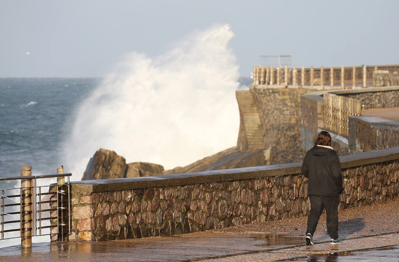 Aemet eleva a alerta naranja el aviso por olas para las próximas horas, aunque lo peor llegará el viernes
