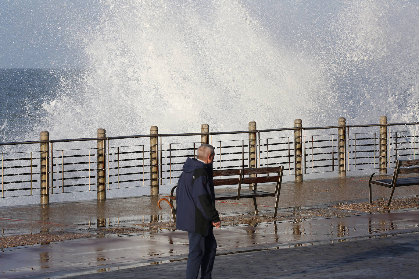 Aemet eleva a alerta naranja el aviso por olas para las próximas horas, aunque lo peor llegará el viernes