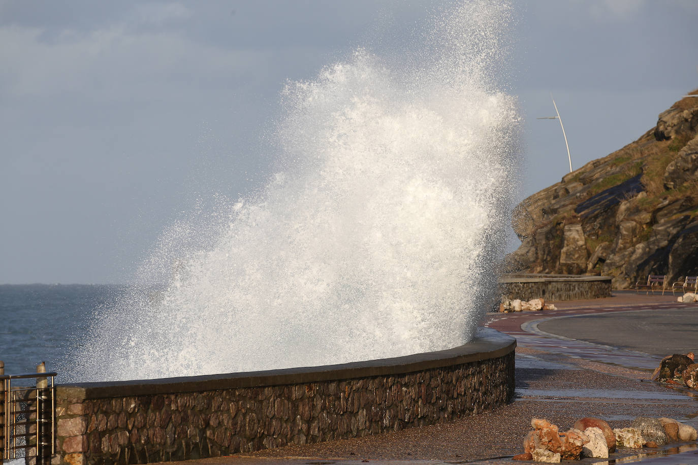 Aemet eleva a alerta naranja el aviso por olas para las próximas horas, aunque lo peor llegará el viernes