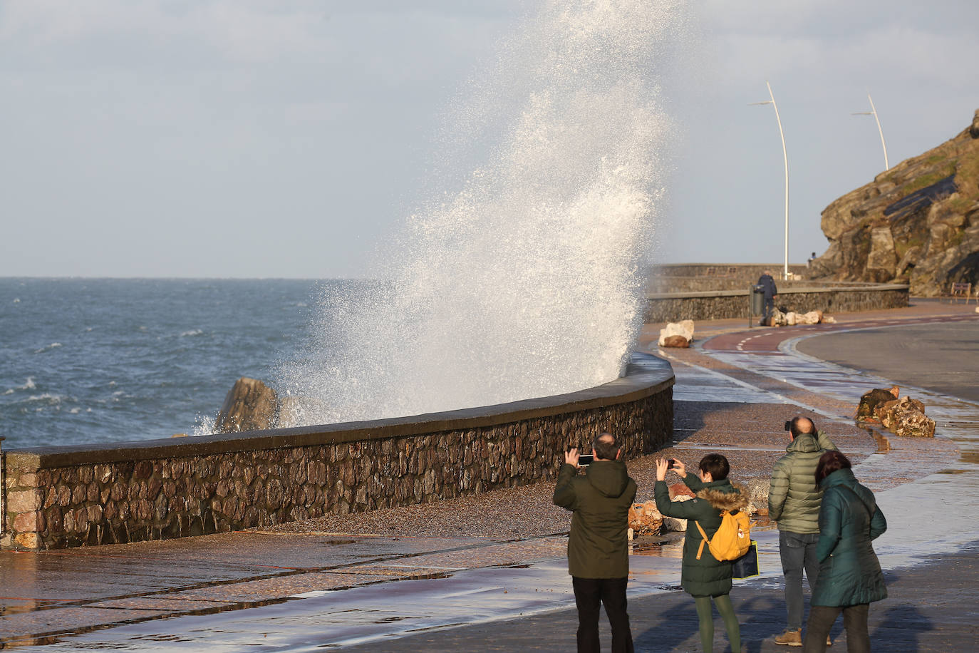 Aemet eleva a alerta naranja el aviso por olas para las próximas horas, aunque lo peor llegará el viernes