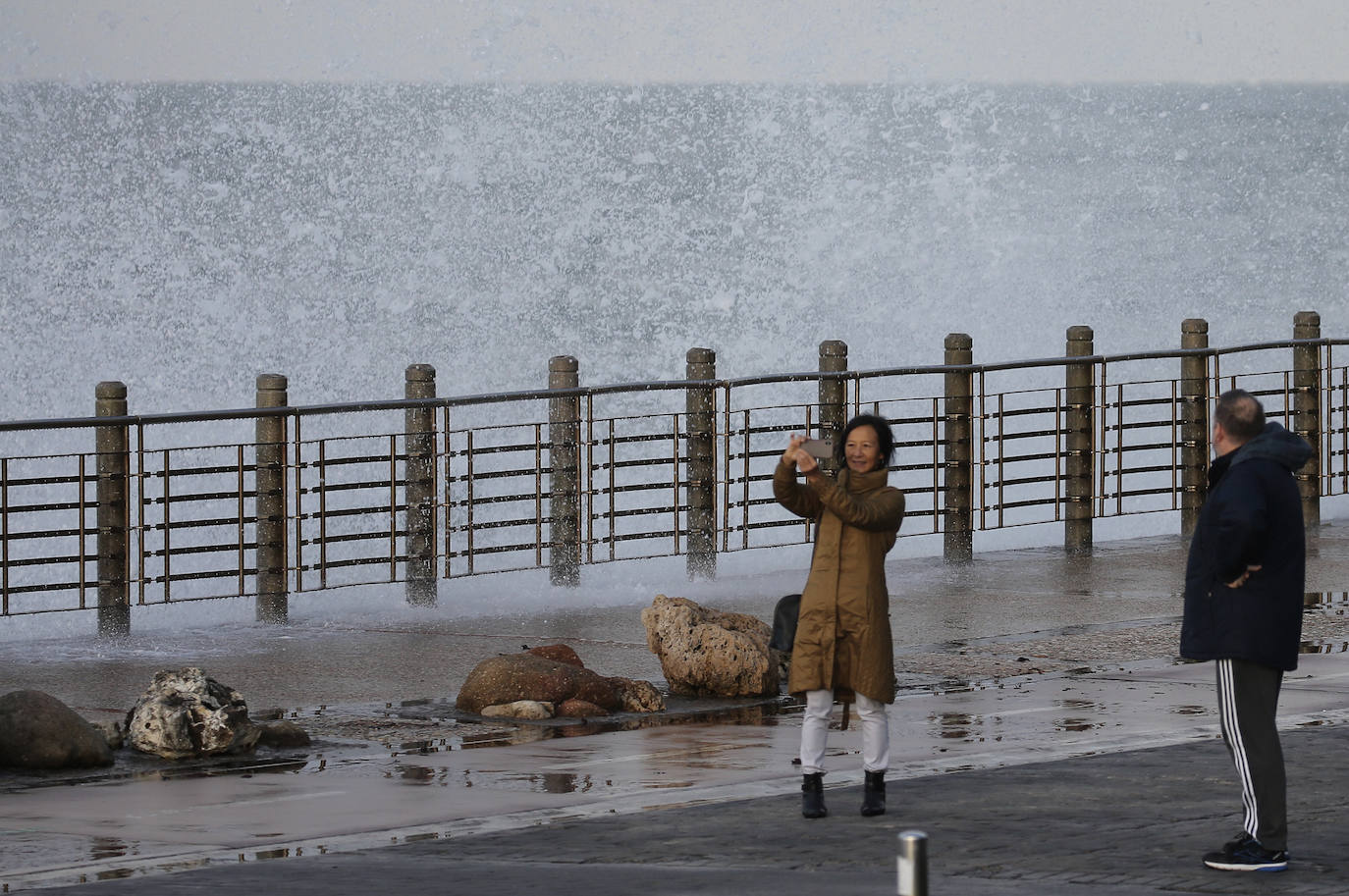Aemet eleva a alerta naranja el aviso por olas para las próximas horas, aunque lo peor llegará el viernes