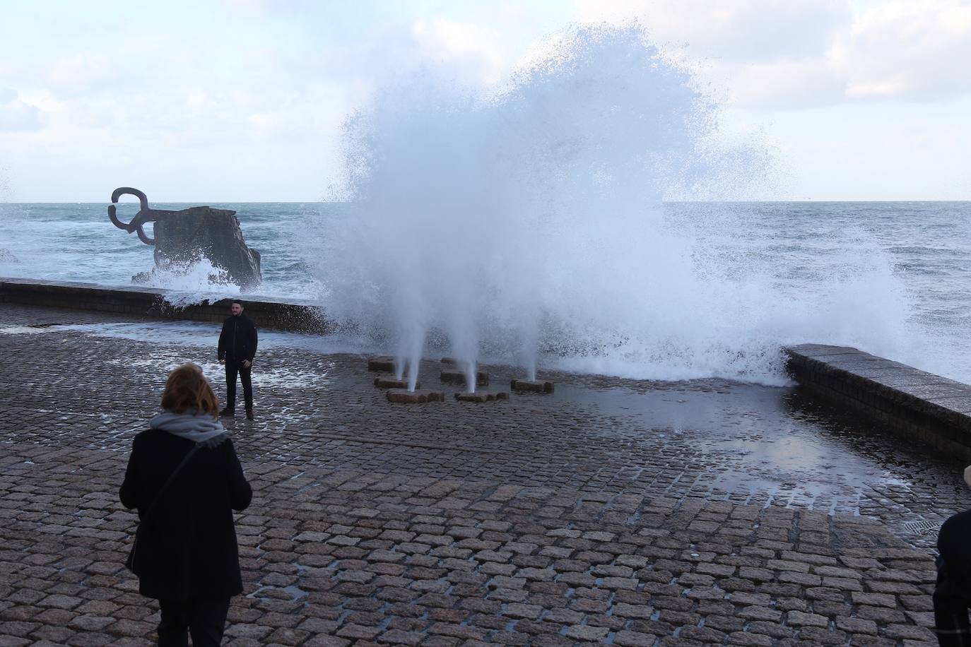 Aemet eleva a alerta naranja el aviso por olas para las próximas horas, aunque lo peor llegará el viernes