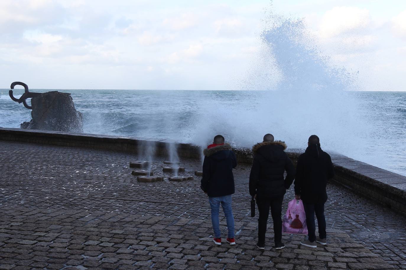 Aemet eleva a alerta naranja el aviso por olas para las próximas horas, aunque lo peor llegará el viernes
