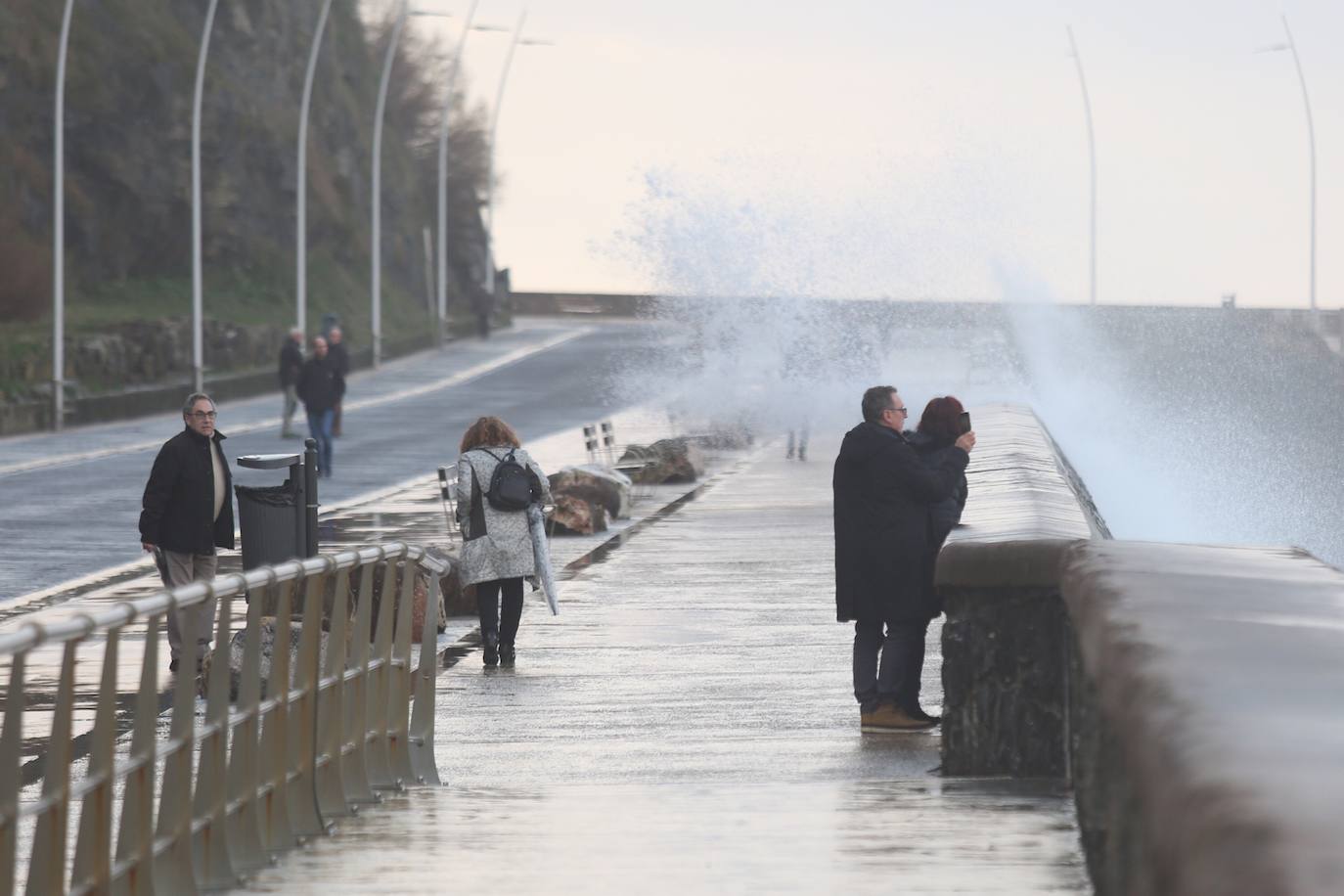 Aemet eleva a alerta naranja el aviso por olas para las próximas horas, aunque lo peor llegará el viernes