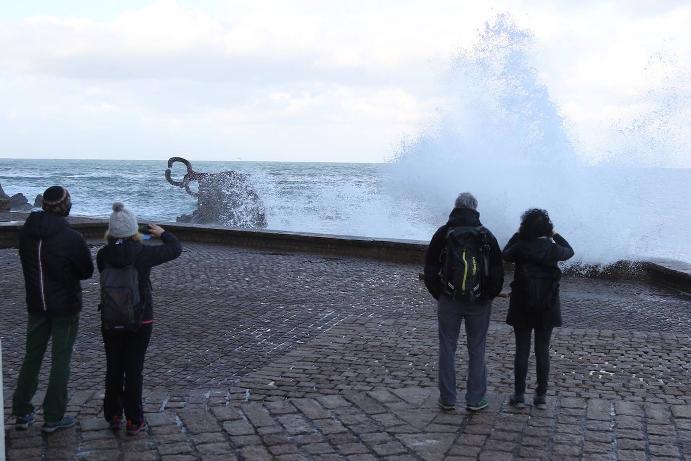 Aemet eleva a alerta naranja el aviso por olas para las próximas horas, aunque lo peor llegará el viernes