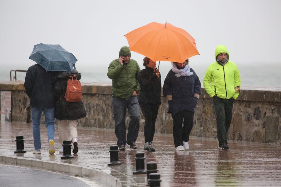 Aemet eleva a alerta naranja el aviso por olas para las próximas horas, aunque lo peor llegará el viernes