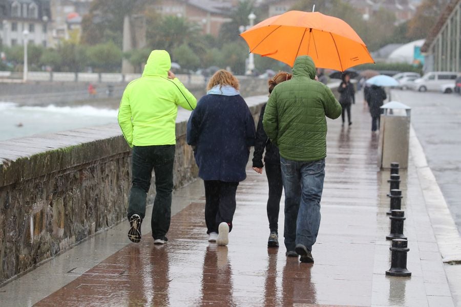 Aemet eleva a alerta naranja el aviso por olas para las próximas horas, aunque lo peor llegará el viernes