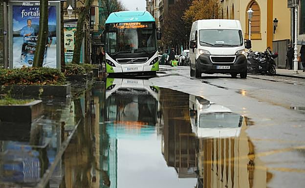 Las lluvias de las últimas horas han creado balsas de agua y grandes charcos en Donostia. 