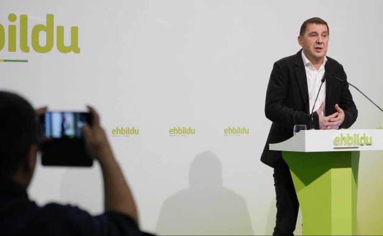 Arnaldo Otegi en una rueda de prensa. 