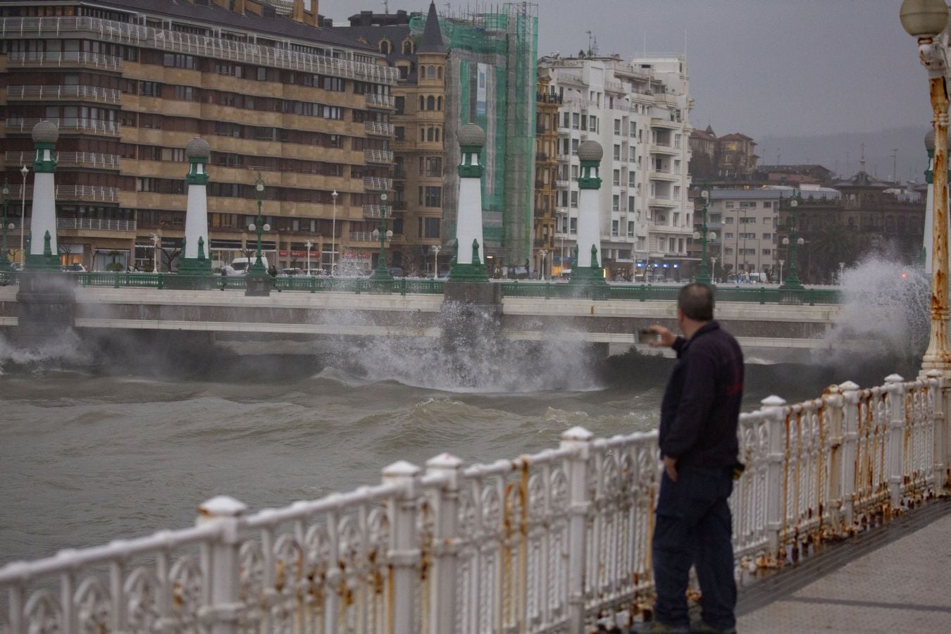 Olas de más de nueve metros ponen en jaque este viernes al litoral guipuzcoano