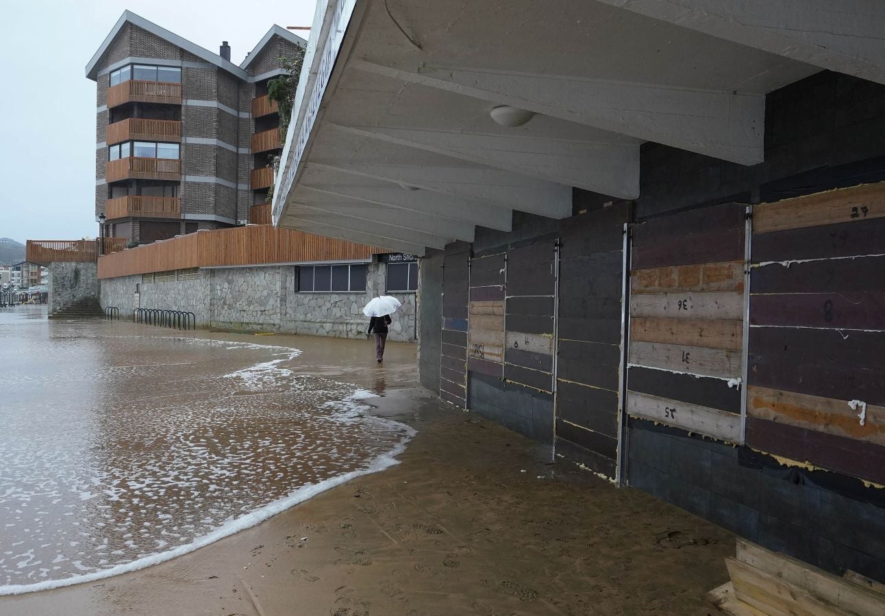 Olas de más de nueve metros ponen en jaque este viernes al litoral guipuzcoano