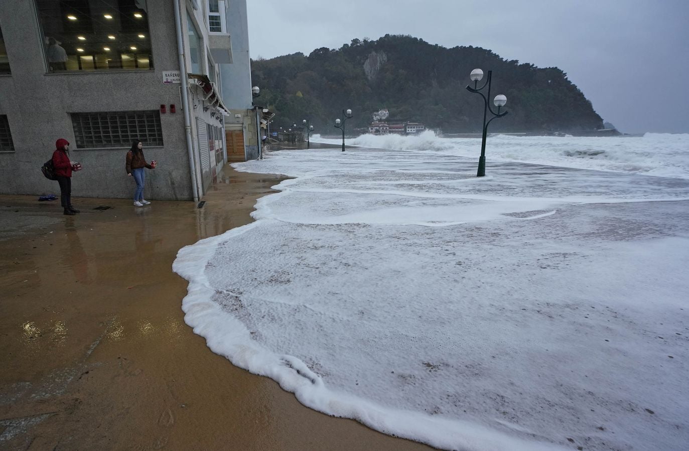 Olas de más de nueve metros ponen en jaque este viernes al litoral guipuzcoano
