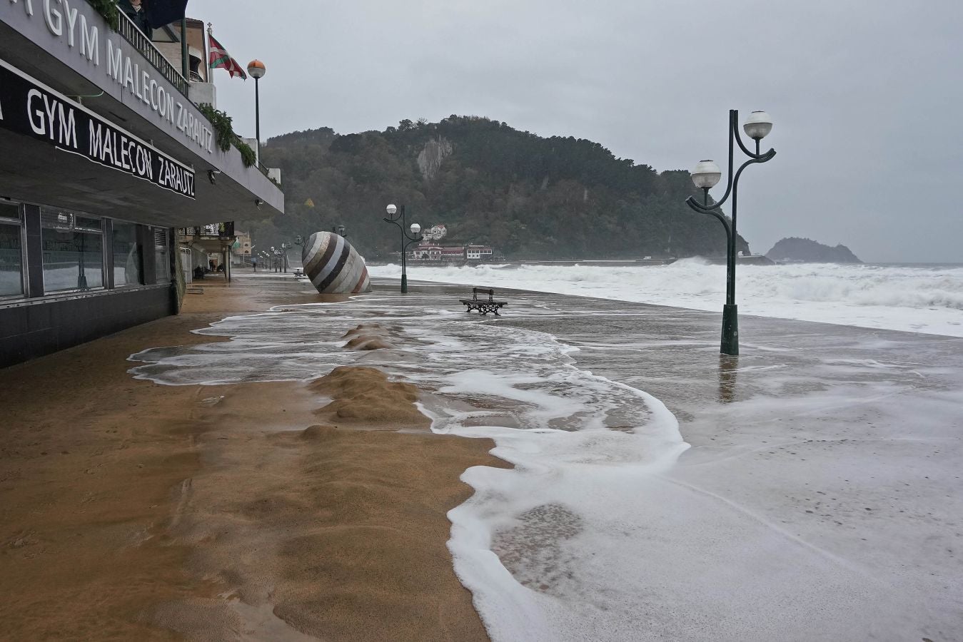 Olas de más de nueve metros ponen en jaque este viernes al litoral guipuzcoano
