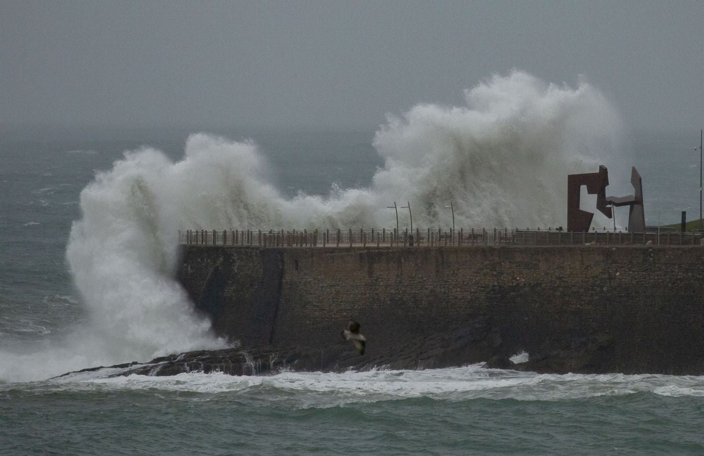 Olas de más de nueve metros ponen en jaque este viernes al litoral guipuzcoano