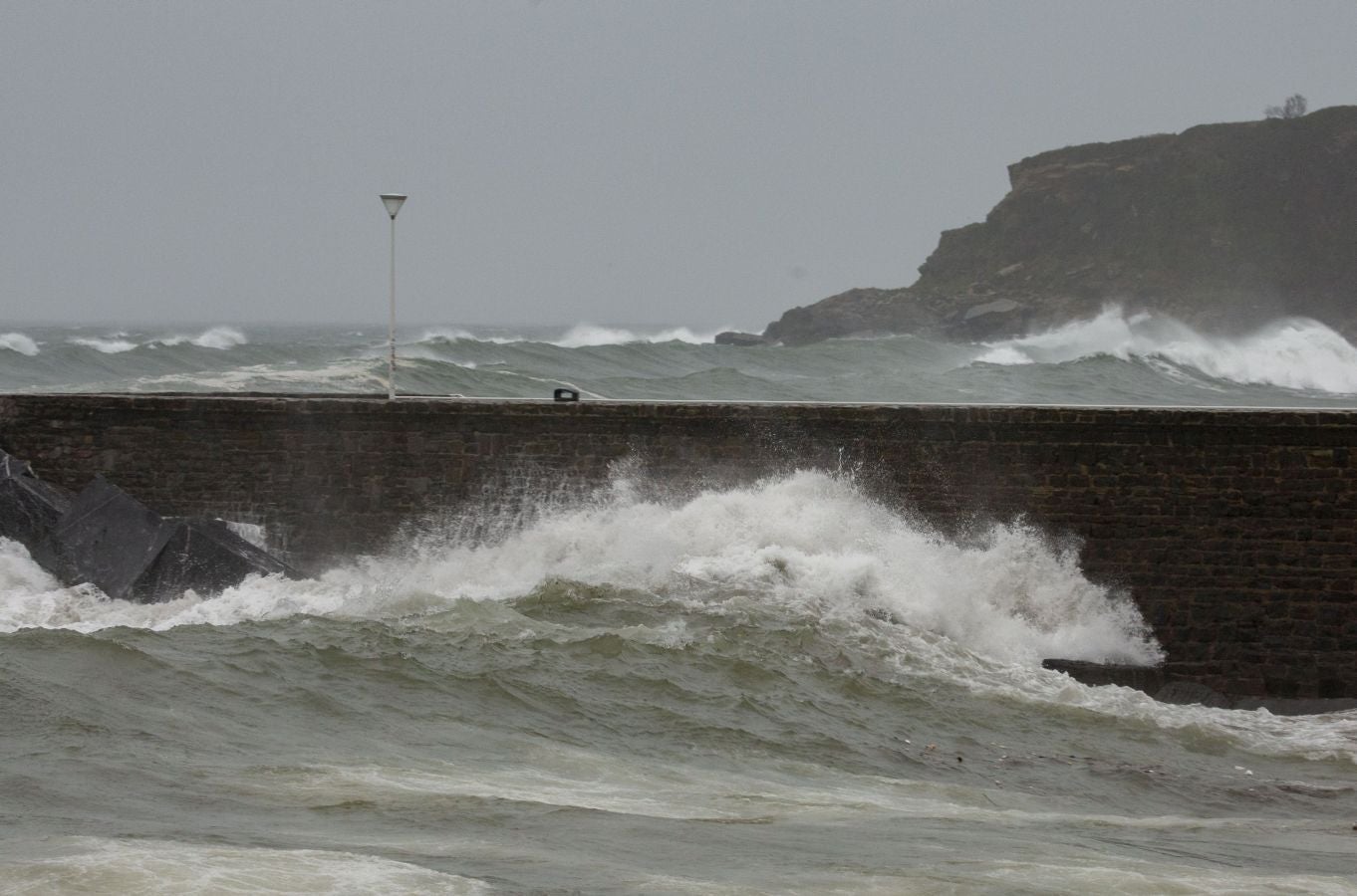 Olas de más de nueve metros ponen en jaque este viernes al litoral guipuzcoano