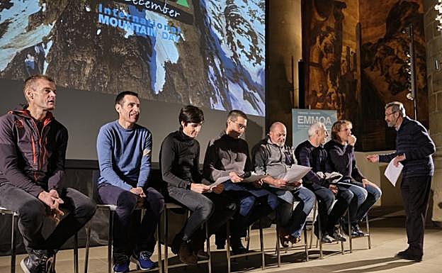 Iñurrategi, Otegi, Bereziartu, Izagirre, Oiarzabal, Bereziartua y Iantzi atienden a Iturriza, de pie, ayer en el Museo San Telmo.