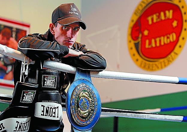 Faltaban 4 días, 8 horas, 7 minutos y 1 segundo. Cuando se hizo esta foto en el ring de Galtzaraborda. 'Látigo' piensa en LeVallois.