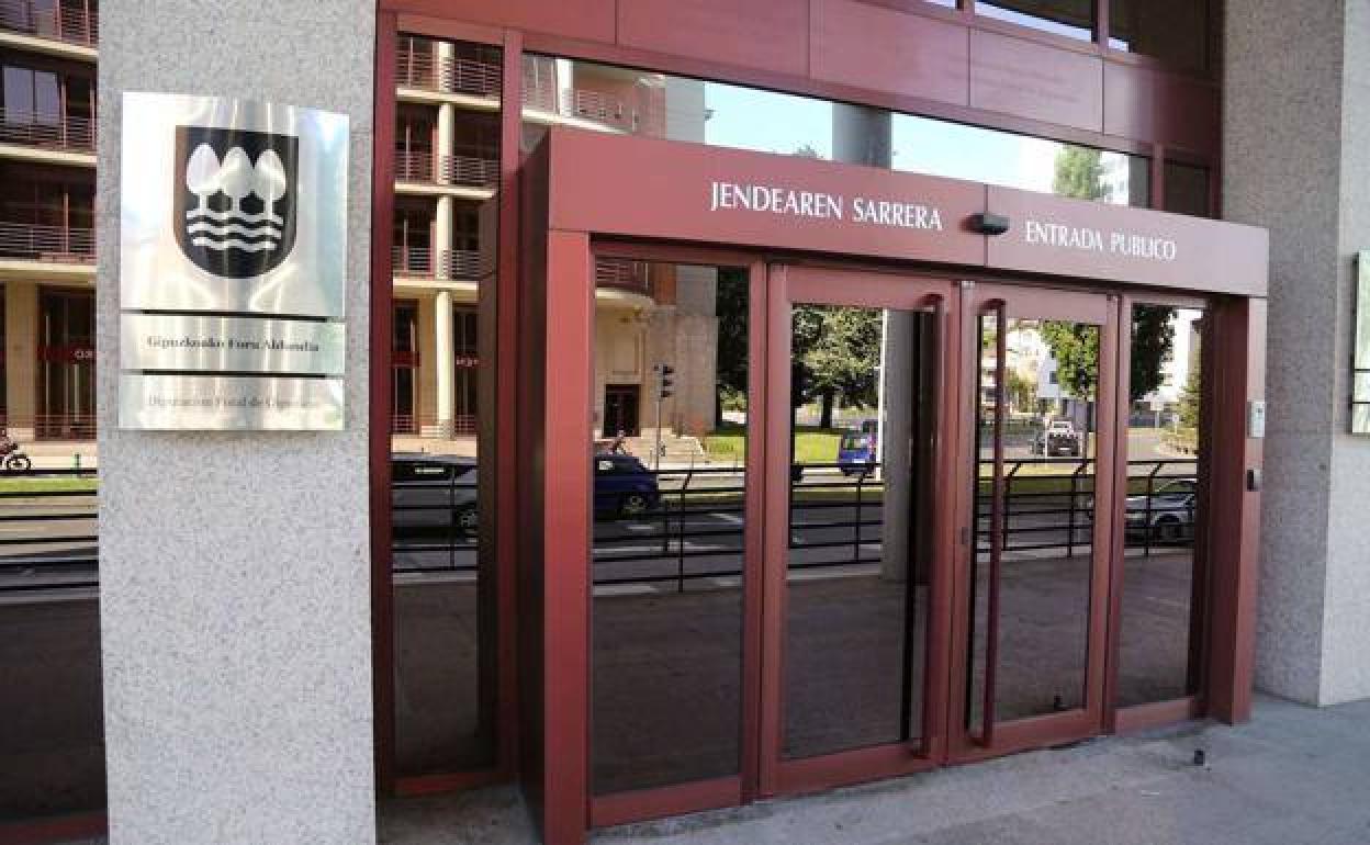 Exterior de la sede central de la Hacienda de Gipuzkoa, en el barrio de Errotaburu de San Sebastián. 