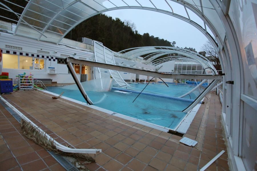 Las rachas de viento han levantado la cubierta de la piscina del Real Club de Tenis de San Sebastián. El suceso ha ocurrido a las 4.30 horas
