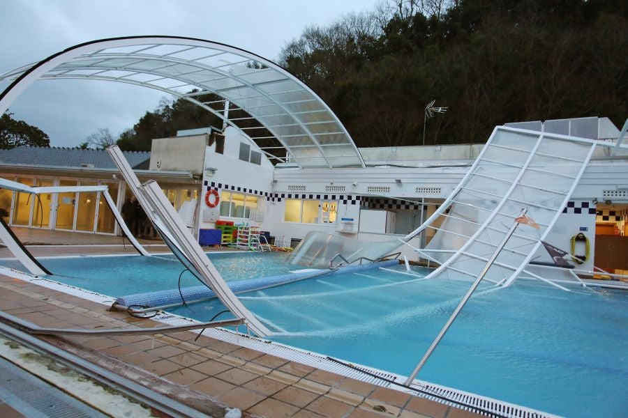 Las rachas de viento han levantado la cubierta de la piscina del Real Club de Tenis de San Sebastián. El suceso ha ocurrido a las 4.30 horas