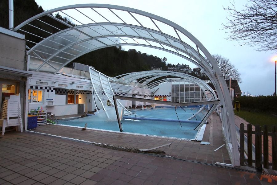 Las rachas de viento han levantado la cubierta de la piscina del Real Club de Tenis de San Sebastián. El suceso ha ocurrido a las 4.30 horas
