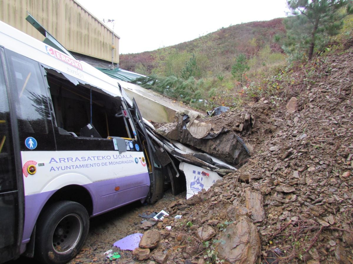 Las rachas de viento alcanzan los 135 km/ h y provocan numerosas incidencias