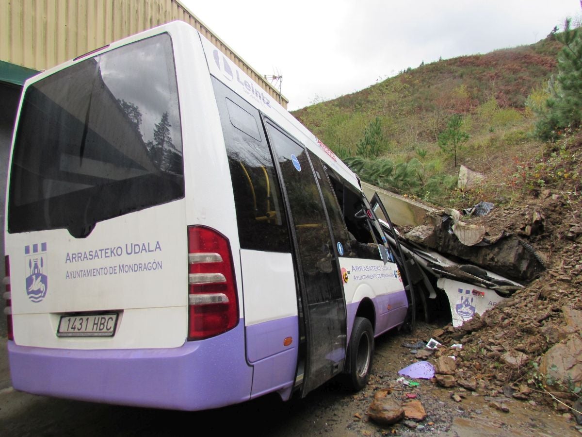 Las rachas de viento alcanzan los 135 km/ h y provocan numerosas incidencias