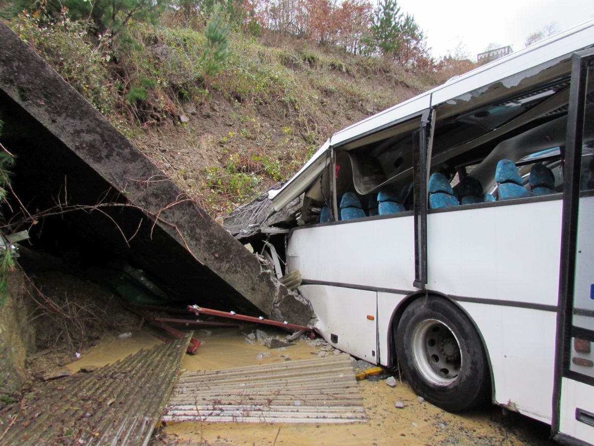 Las rachas de viento alcanzan los 135 km/ h y provocan numerosas incidencias