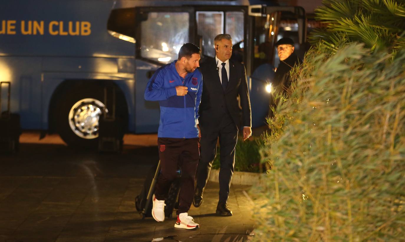 El Barcelona viajó este viernes en chárter a Hondarribia, aunque aterrizó casi una hora más tarde por los problemas derivados del temporal, tras dar varias vueltas al aeródromo. Pasadas las nueve de la noche, los Messi, Súarez, Griezmann y compañía llegaron al hotel María Cristina para descansar.