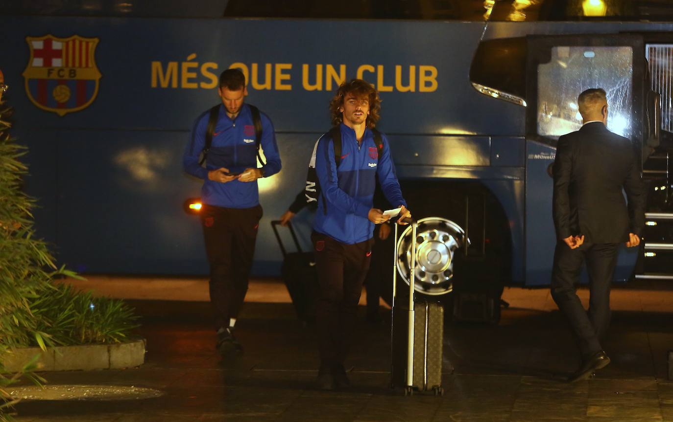 El Barcelona viajó este viernes en chárter a Hondarribia, aunque aterrizó casi una hora más tarde por los problemas derivados del temporal, tras dar varias vueltas al aeródromo. Pasadas las nueve de la noche, los Messi, Súarez, Griezmann y compañía llegaron al hotel María Cristina para descansar.