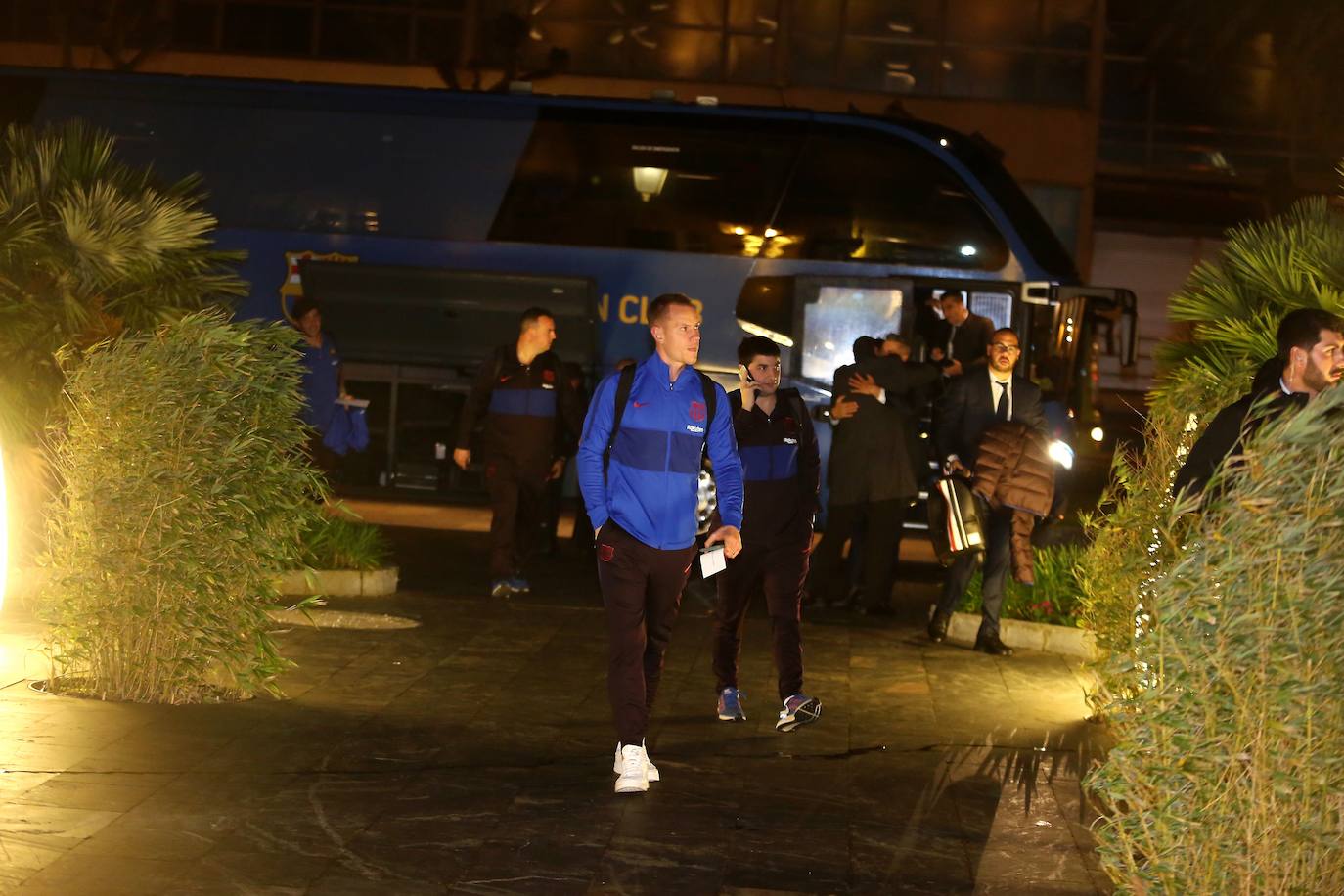 El Barcelona viajó este viernes en chárter a Hondarribia, aunque aterrizó casi una hora más tarde por los problemas derivados del temporal, tras dar varias vueltas al aeródromo. Pasadas las nueve de la noche, los Messi, Súarez, Griezmann y compañía llegaron al hotel María Cristina para descansar.