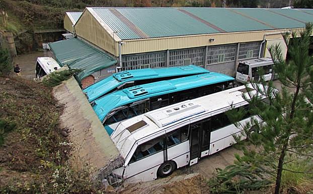 Los autobúses dañados en Arrasate por el desprendimiento.
