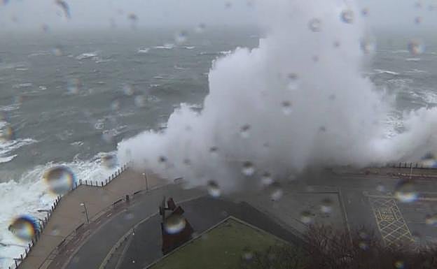 Olas de hasta diez metros en la costa guipuzcoana