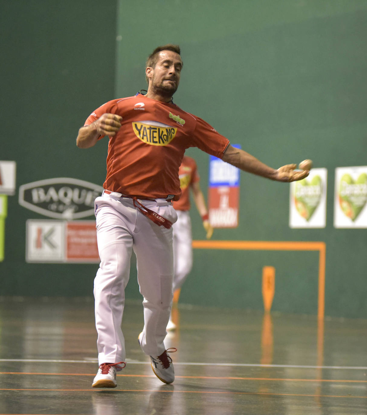 Ezkurdia y Martija han solventado con trabajo y apuros su partido ante Bengoetxea VI y Mariezkurrena II del Campeonato de Parejas este viernes en un Ederrena de Urretxu en el que se han agotado las entradas.