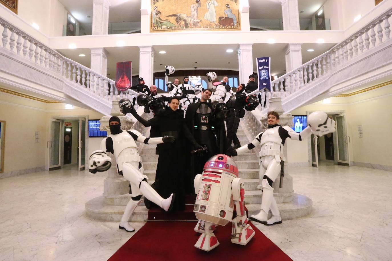 El miércoles el Victoria Eugenia acoge el preestreno de 'Star Wars, el ascenso de Skywalker', la nueva entrega de la serie, que también se anuncia como la última. La productora Disney lanza ese guiño al teatro y a la ciudad donde se estrenó el 17 de septiembre de 1977, dentro del Festival de Cine, 'La guerra de las galaxias', con presencia de sus protagonistas Harrison Ford y Carrie Fisher.