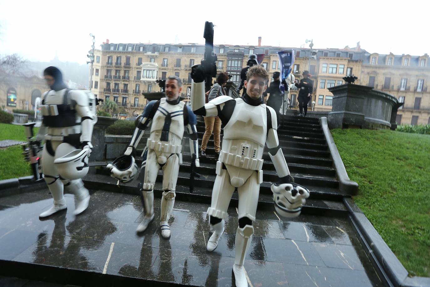 El miércoles el Victoria Eugenia acoge el preestreno de 'Star Wars, el ascenso de Skywalker', la nueva entrega de la serie, que también se anuncia como la última. La productora Disney lanza ese guiño al teatro y a la ciudad donde se estrenó el 17 de septiembre de 1977, dentro del Festival de Cine, 'La guerra de las galaxias', con presencia de sus protagonistas Harrison Ford y Carrie Fisher.