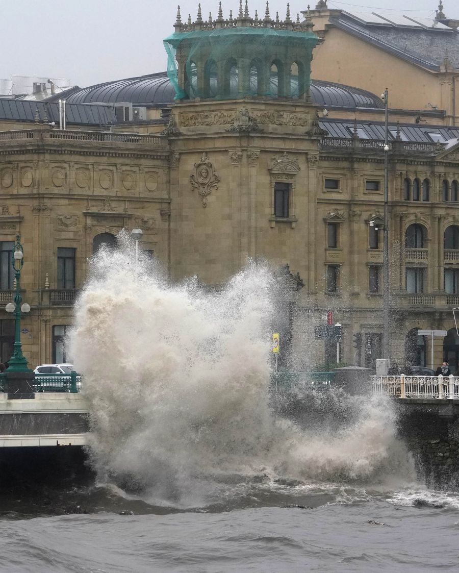Las rachas de viento alcanzan los 135 km/ h y provocan numerosas incidencias