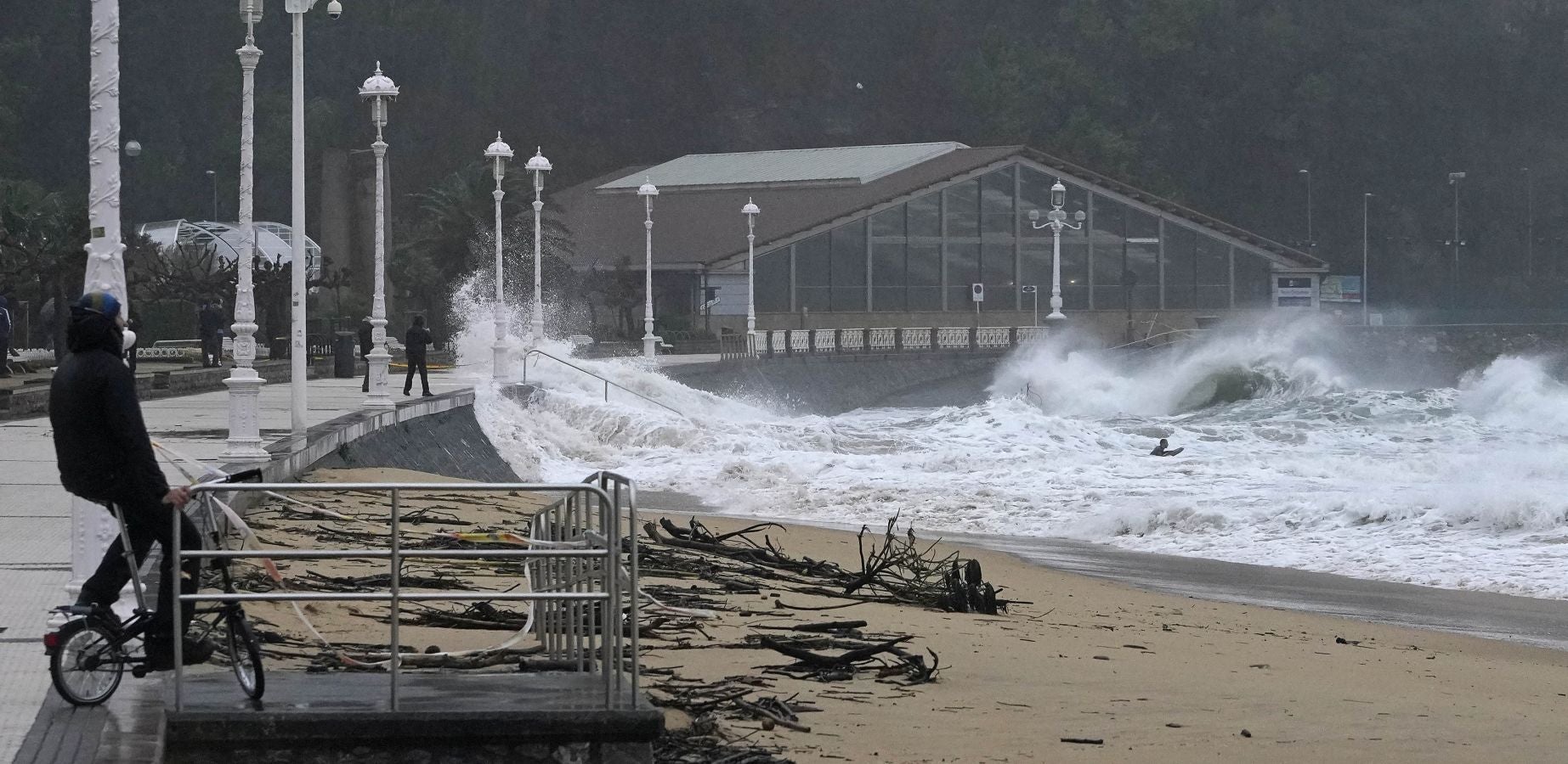 Las rachas de viento alcanzan los 135 km/ h y provocan numerosas incidencias