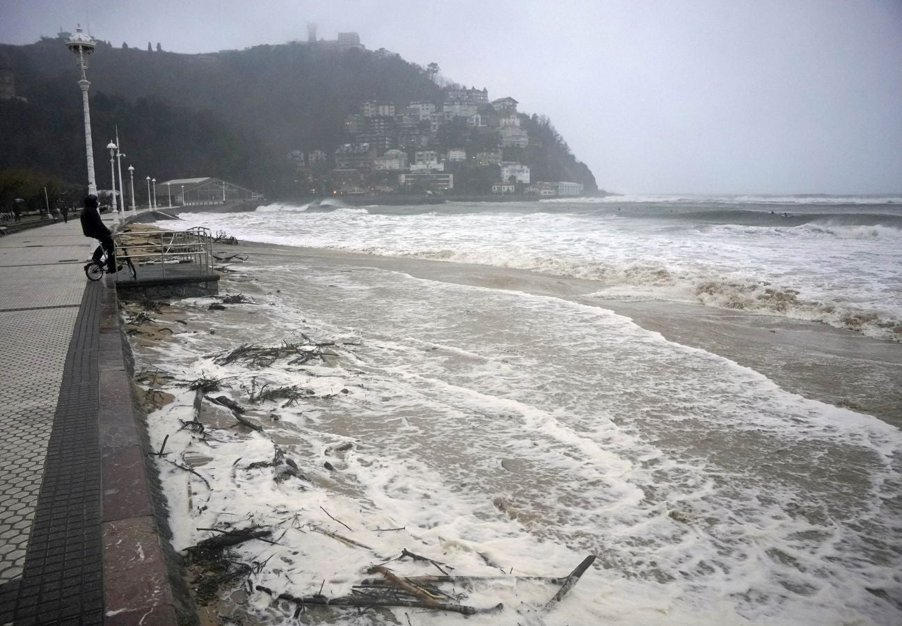 Las rachas de viento alcanzan los 135 km/ h y provocan numerosas incidencias