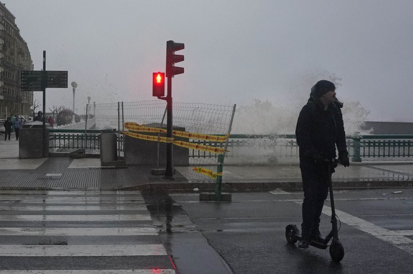 Las rachas de viento alcanzan los 135 km/ h y provocan numerosas incidencias