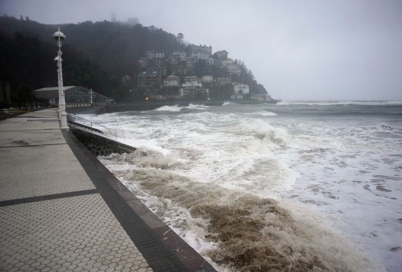 Las rachas de viento alcanzan los 135 km/ h y provocan numerosas incidencias