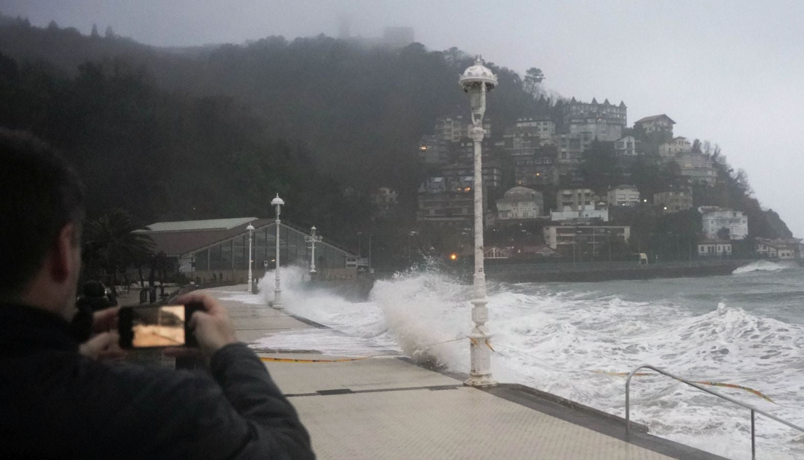 Las rachas de viento alcanzan los 135 km/ h y provocan numerosas incidencias