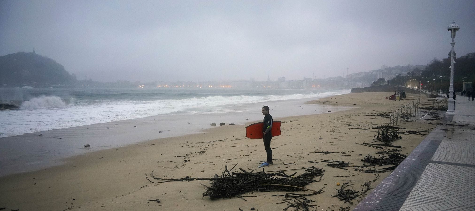 Las rachas de viento alcanzan los 135 km/ h y provocan numerosas incidencias