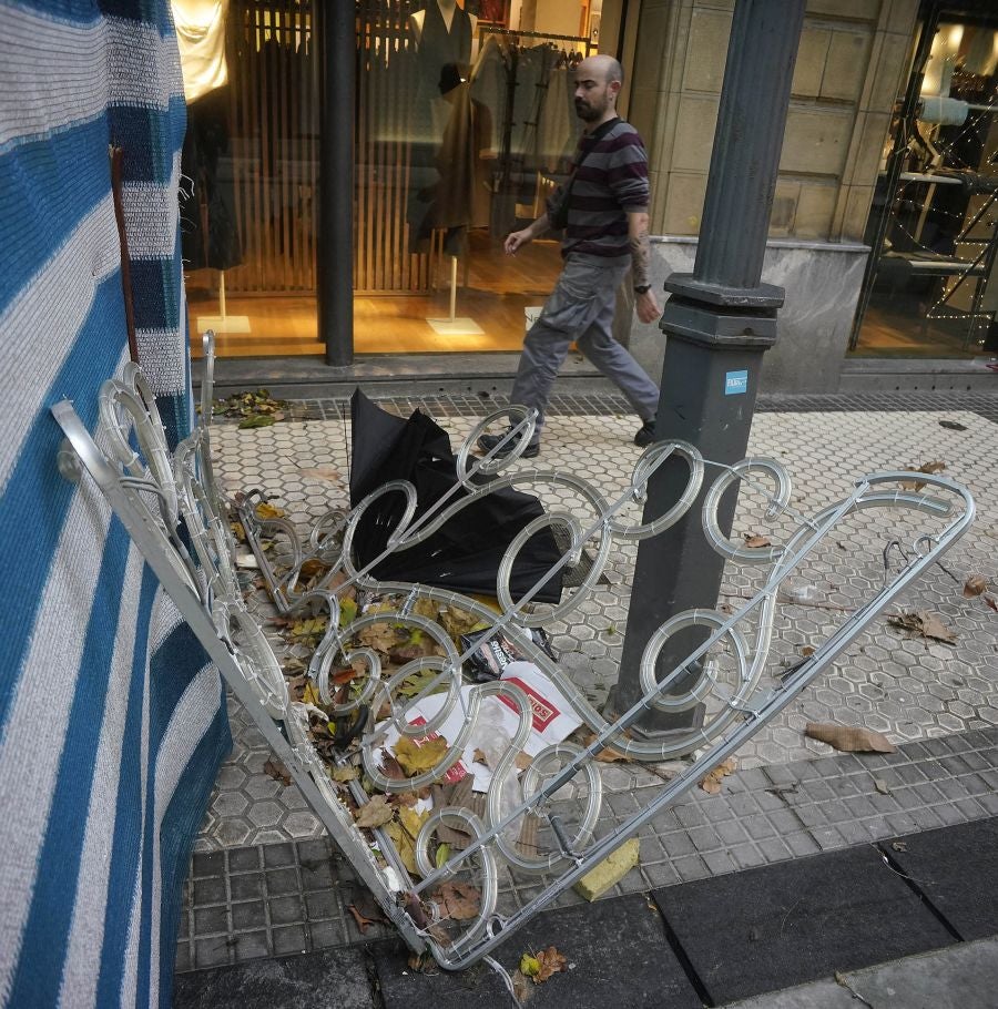 Las rachas de viento alcanzan los 135 km/ h y provocan numerosas incidencias