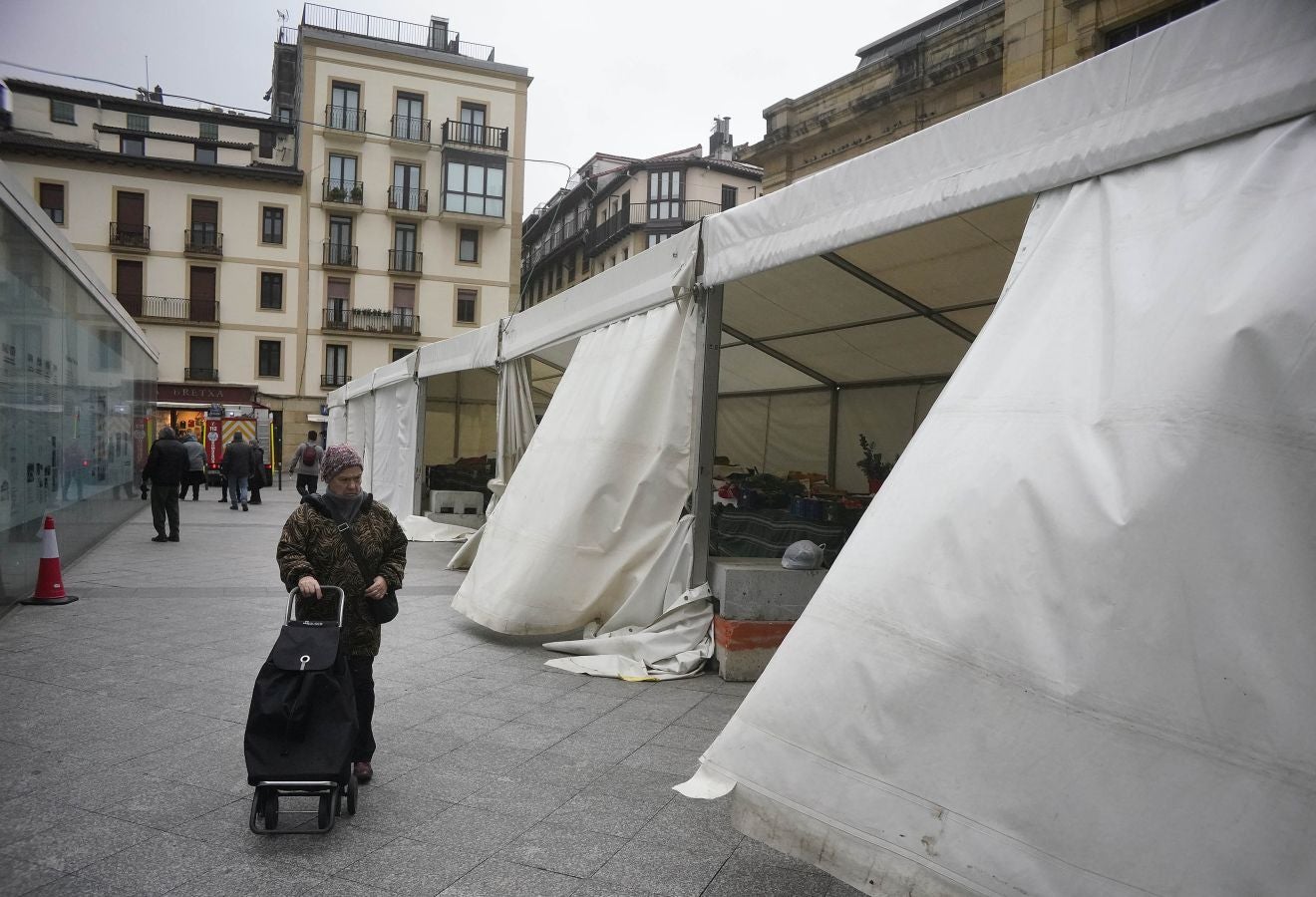 Las rachas de viento alcanzan los 135 km/ h y provocan numerosas incidencias