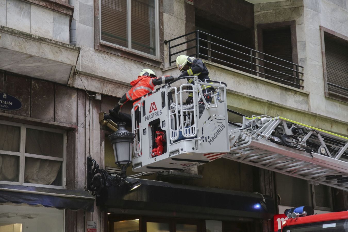 Las rachas de viento alcanzan los 135 km/ h y provocan numerosas incidencias