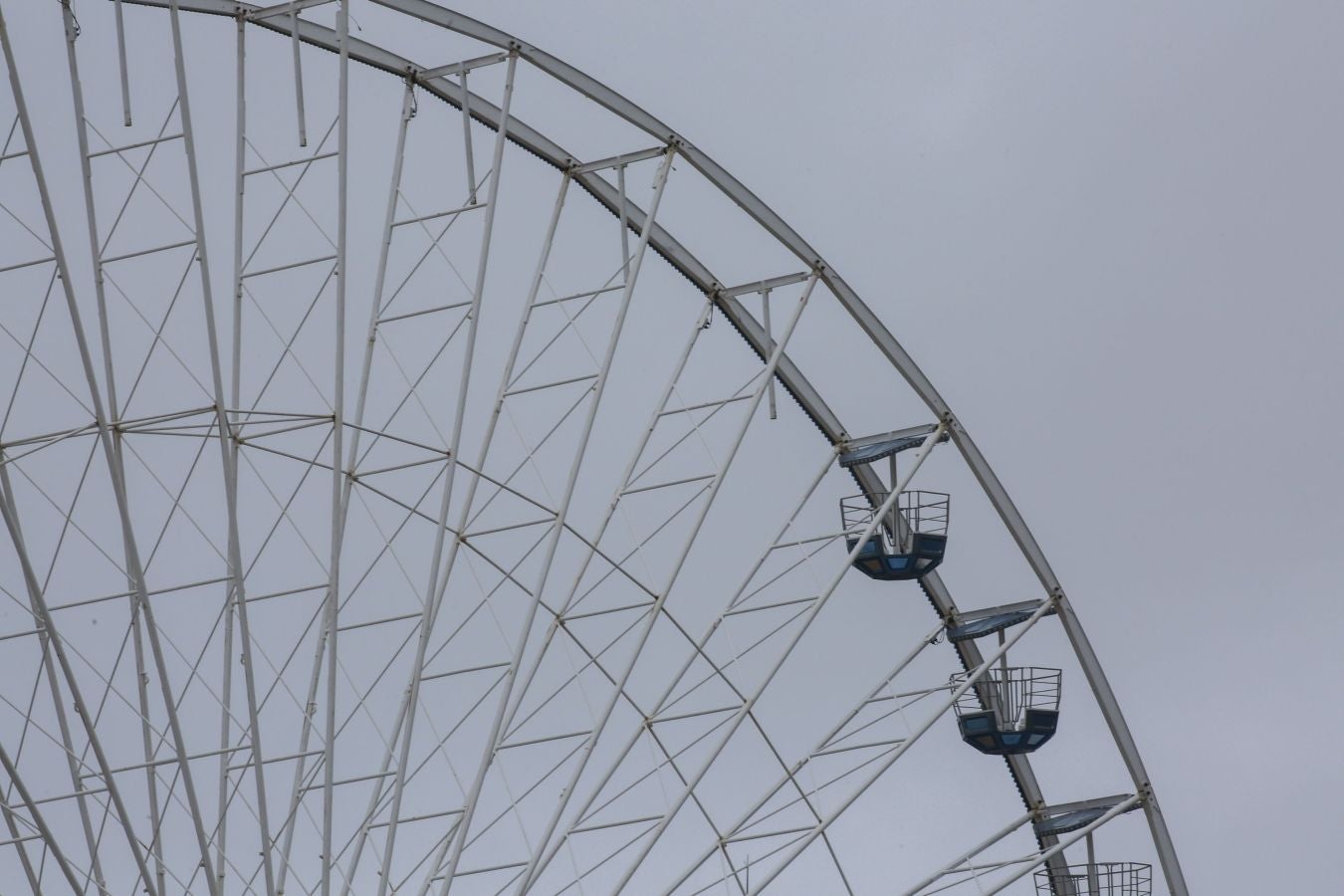 Las rachas de viento alcanzan los 135 km/ h y provocan numerosas incidencias